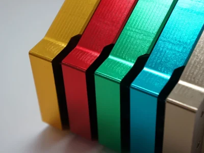 Grenaillé + anodisé de type II (brillant)