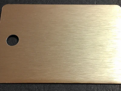 Brossé + anodisé de type II (brillant)